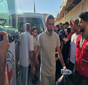 أسرى مفرج عنهم من السجون الإسرائيلية يصلون إلى مجمع ناصر الطبي في خان يونس على متن حافلات تابعة للجنة الدولية للصليب الأحمر